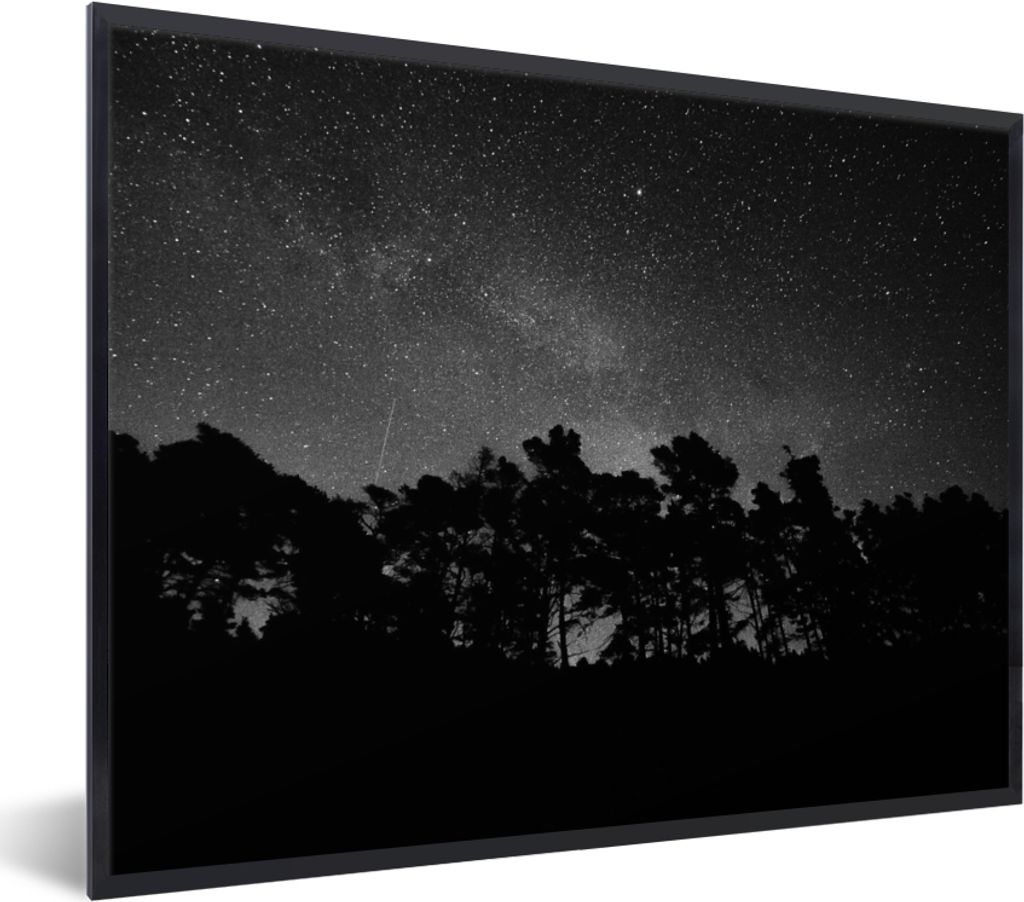 MuchoWow Gerahmtes Poster Sternenhimmel - Wald - Himmel - Schwarz - Bäume 80x60 cm - Poster mit Schwarzem Bilderrahmen Wandposter Rahmen Foto Bi...