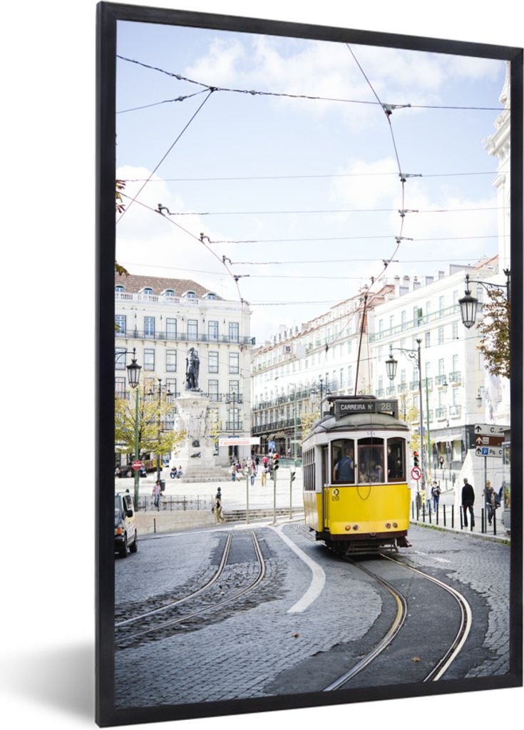 MuchoWow Gerahmtes Poster Eine gelbe Straßenbahn mit einer Seilbahn fährt durch Lissabon 60x90 cm - Poster mit Schwarzem Bilderrahmen Wandposte...