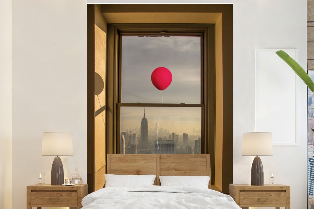 MuchoWow Fototapete für Wohnzimmer oder Schlafzimmer Wandtapete Vinyl Motivtapete Roter Ballon fliegt an Fenster in New York vorbei - 225x350 cm...