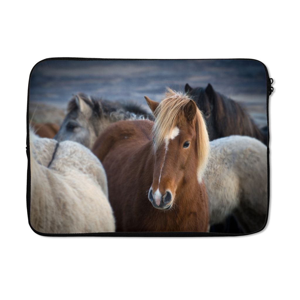 MuchoWow Laptop Hülle 13 Zoll Nahaufnahme eines braunen Isländers zwischen weißen Pferden Laptoptasche - Laptophülle - Sleeve - Rundumschutz