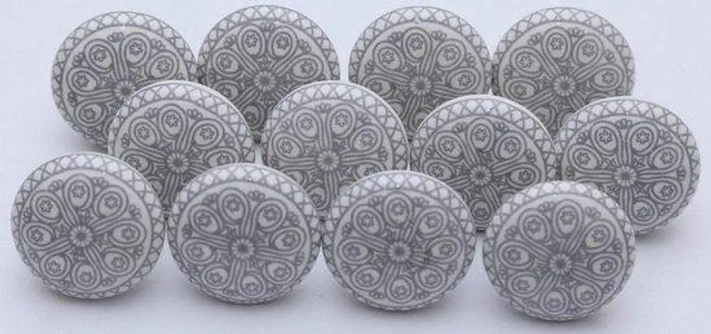 Relookez vos vieux meubles avec 12 boutons en céramique gris et blanc
