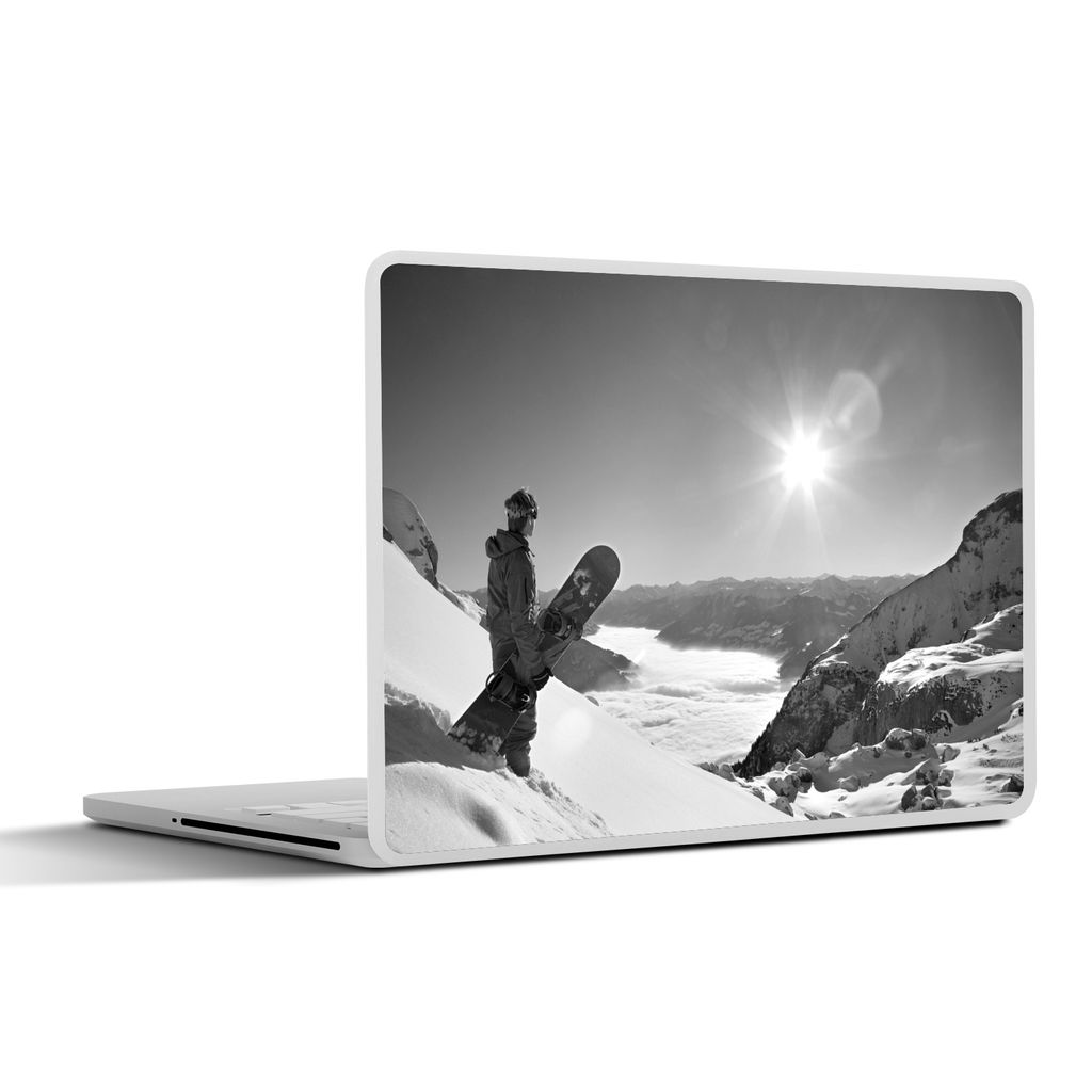 MuchoWow Laptop Aufkleber Sticker Cover Ein Snowboarder blickt auf die schneebedeckten Berggipfel - schwarz und weiß 40x30 cm - Laptop Dekoratio...