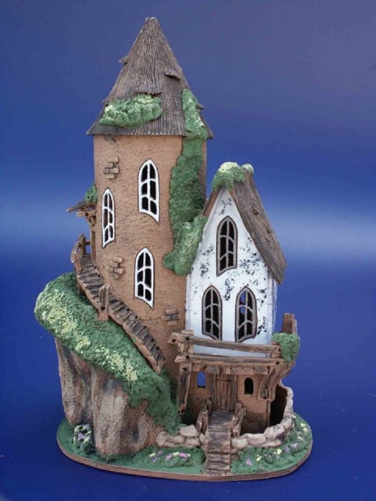 Handgefertigtes Keramikmodell das ein auf einem Felsen sitzendes Haus mit einem Wizardturm darstellt
