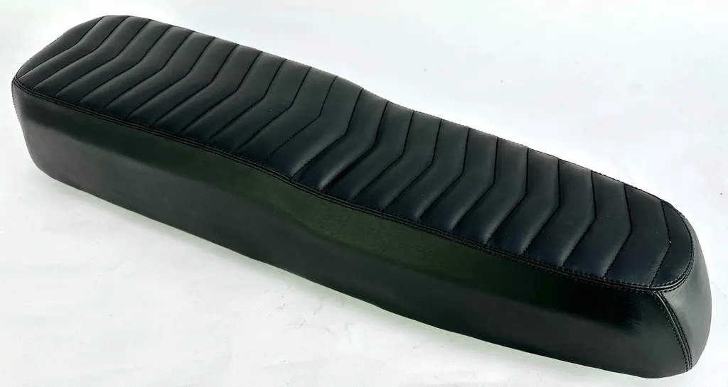 Banc assise confortable noire avec coutures surpiquées anti-usure