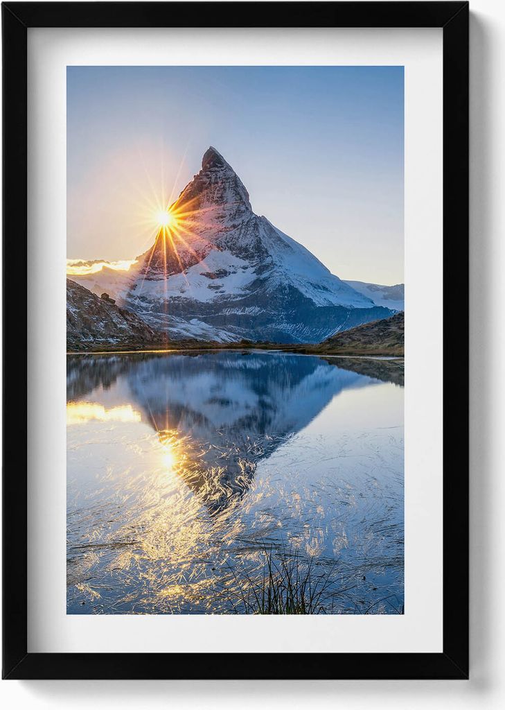 Landschaft mit einem einsamen Berg und der Sonne– Wandbild mit Rahmen – Gerahmtes Bild – Wanddekoration – 40x60 cm – Schwarz