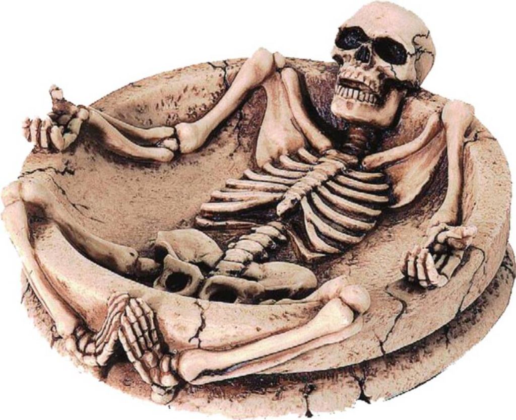 Runder Aschenbecher mit liegendem Skelett