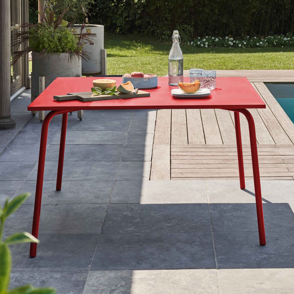 Quadratischer Gartentisch aus Metall Rot - Oviala Palavas