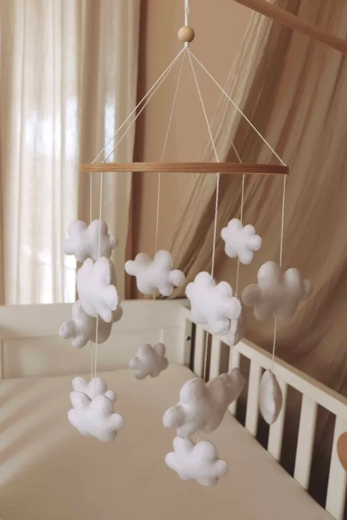 Mobile bébé nuages en tissu artisanal pour un sommeil tout doux