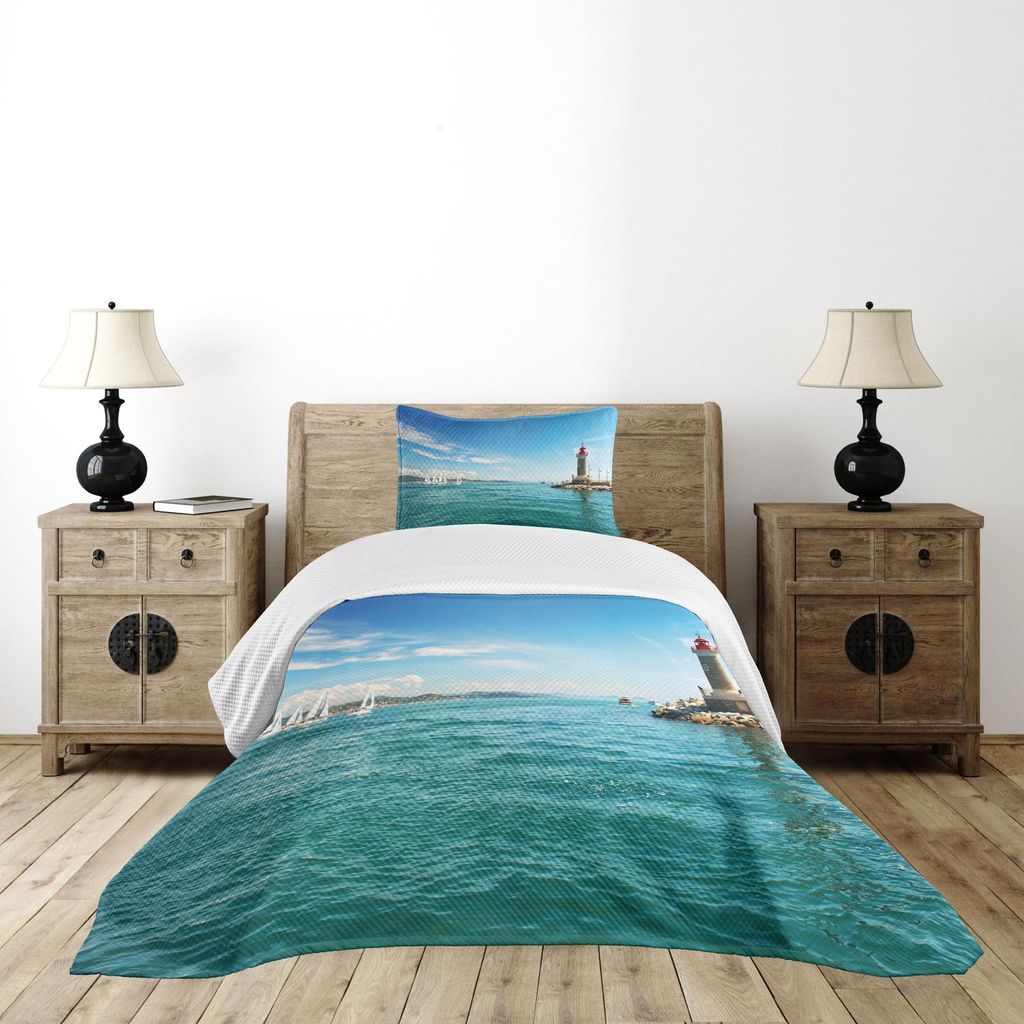 ABAKUHAUS Leuchtturm Tagesdecke Set, Tag Durch Die Strand Segelboote Leuchtturm Schaukelt Klare See Wolken Insel, 170 x 220 cm, Mehrfarbig