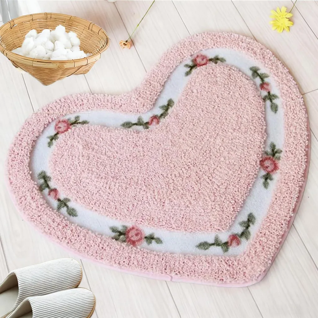Tapis de douche absorbant rose en forme de cœur pour une salle de bain zen