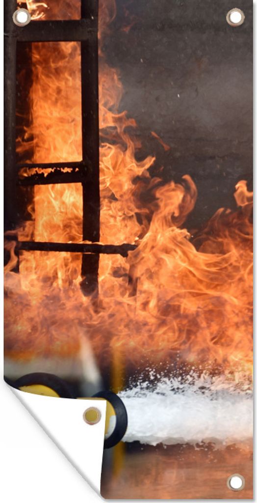 MuchoWow 80x160 cm Outdoor-Poster Gartendeko Sichtschutz Garten Poster für den Garten Feuerwehr löscht das Feuer mit Schaum