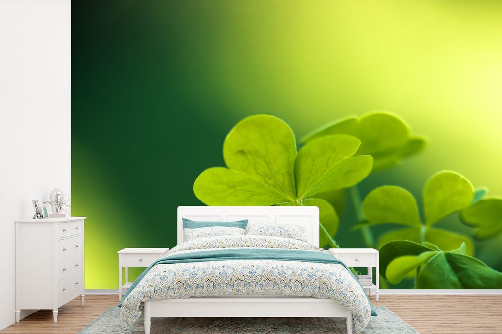 MuchoWow Fototapete für Wohnzimmer oder Schlafzimmer Wandtapete Vinyl Motivtapete Kleeblätter auf grünem Hintergrund - 390x260 cm - Papiertapete