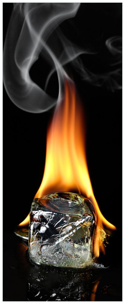 Wallario Premium Glasbild, freischwebende Optik, kräftige Farben, Größe 125 x 50 cm Motiv Brennender Eiswürfel