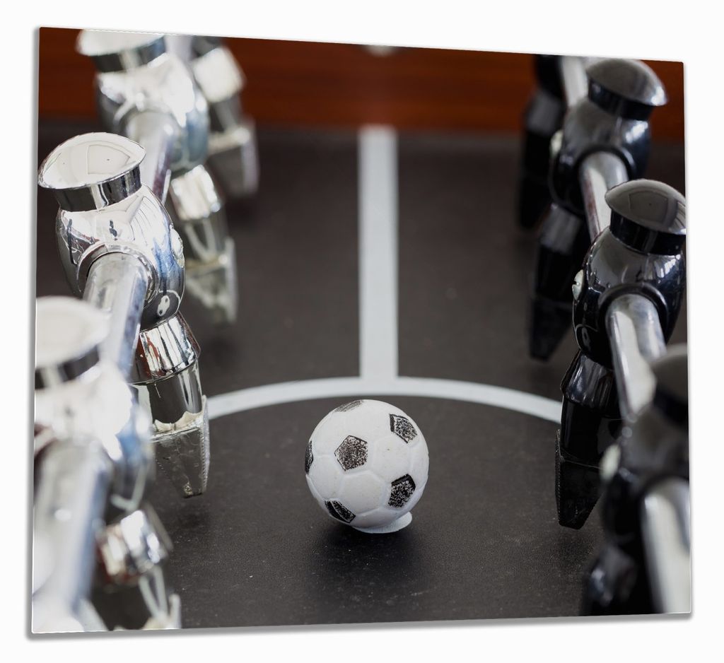 Wallario Herdabdeckplatte aus Glas, Größe 60 x 52 cm 1-teilig, Motiv Kicker-Tisch in Nahaufnahme - Ball in der Mitte