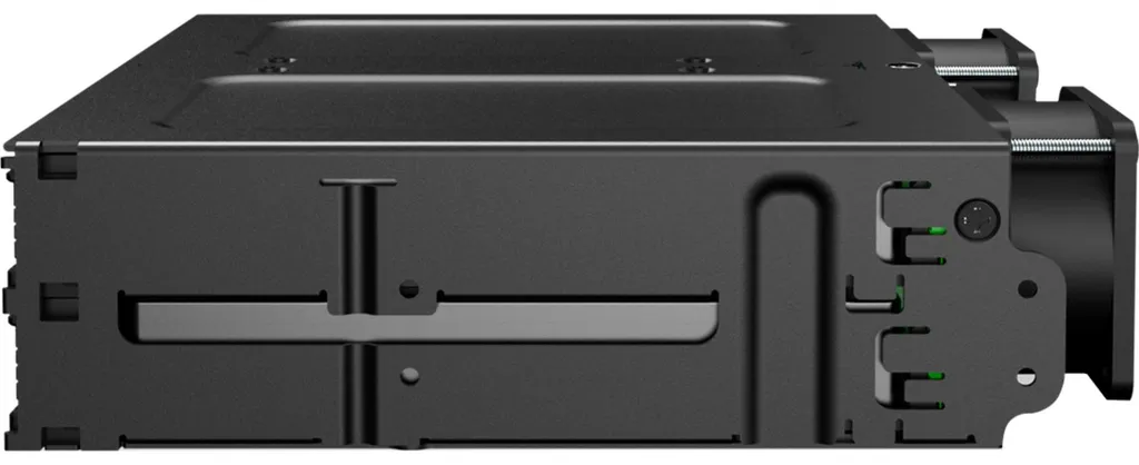 Ajouter 4 disques SSD sans changer de boîtier PC avec Icy Dock - 3