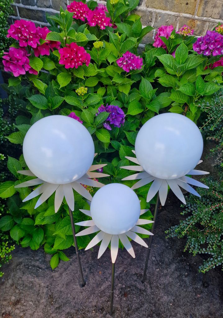 Blütenzauber Milano 3er Set Rosenkugel 15/15/10 cm Edelstahl weiß matt gebürstet Gartenstecker Deko mit Stab 80 cm