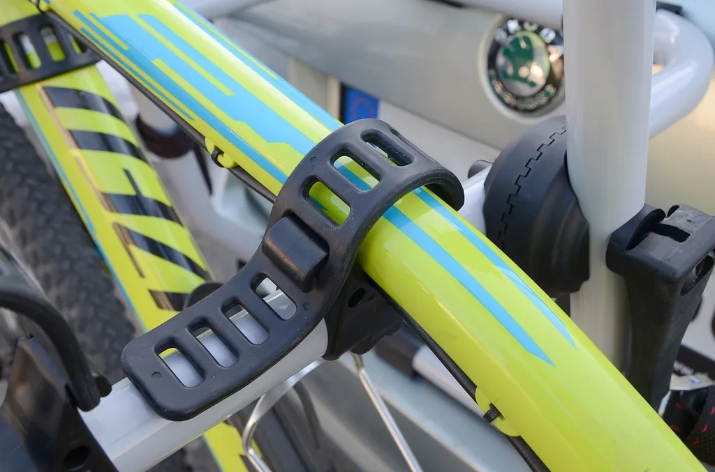Porte-vélos suspendu TRIPLE Compass 02112 avec fixations stables