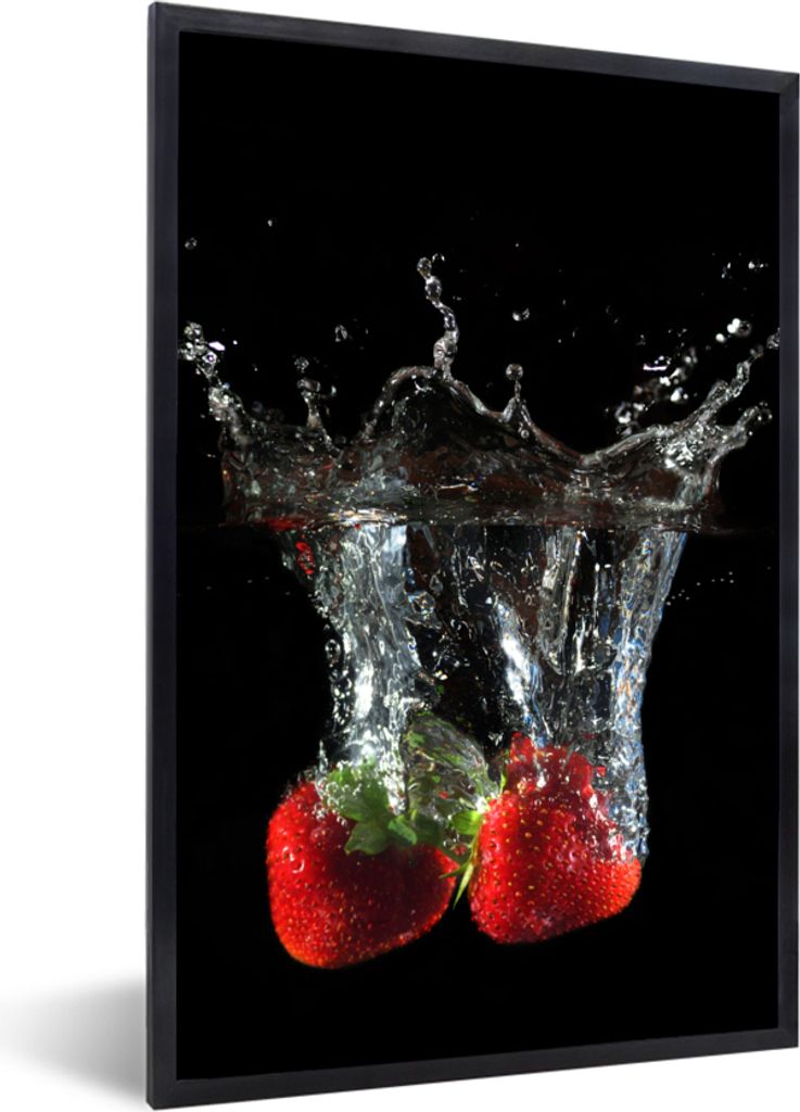 MuchoWow Gerahmtes Poster Erdbeeren - Obst - Wasser - Schwarz - Rot 20x30 cm - Poster mit Schwarzem Bilderrahmen Wandposter Rahmen Foto Bilder - ...