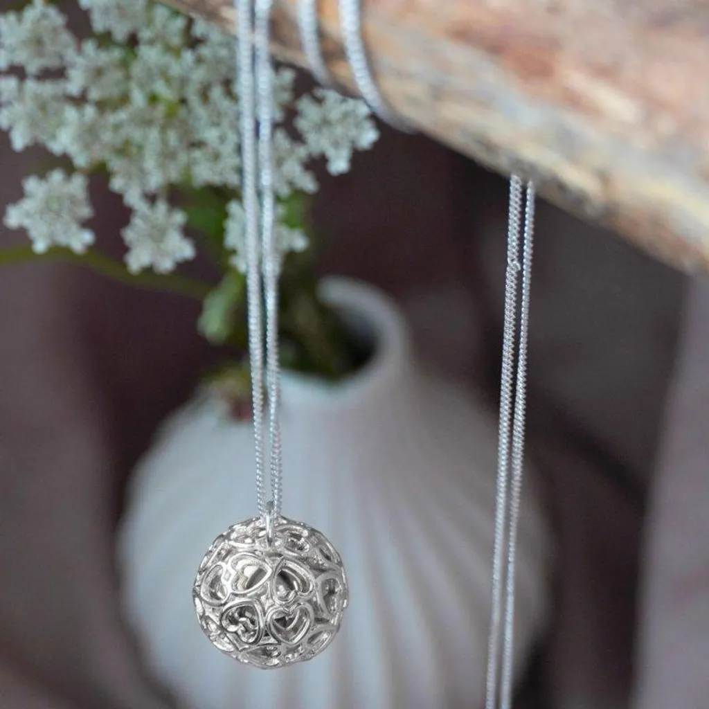 Apaiser bébé pendant la grossesse avec le bola HEARTCAGE Silver