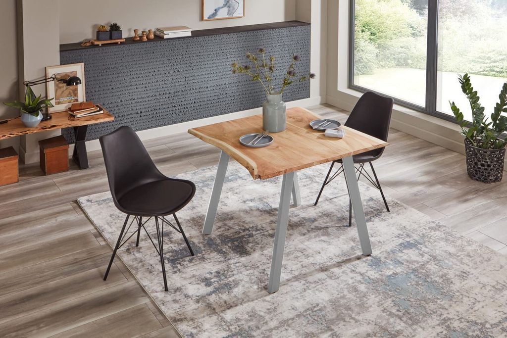 3tlg. Essgruppe Laxmi 90 x 90 cm, Akazienholz massiv, naturfarben, Baumkantentisch mit Vier Metallbeinen in Silber + 2X Schalenstuhl Lerche in Schwarz