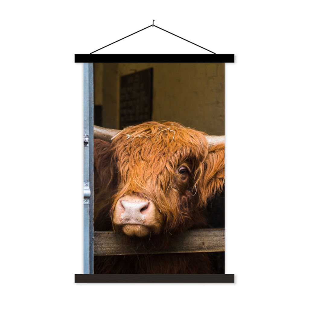 MuchoWow Textilposter Schottischer Highlander - Bauernhaus - Scheune 120x180 cm mit schwarzem Rahmen - Fotos