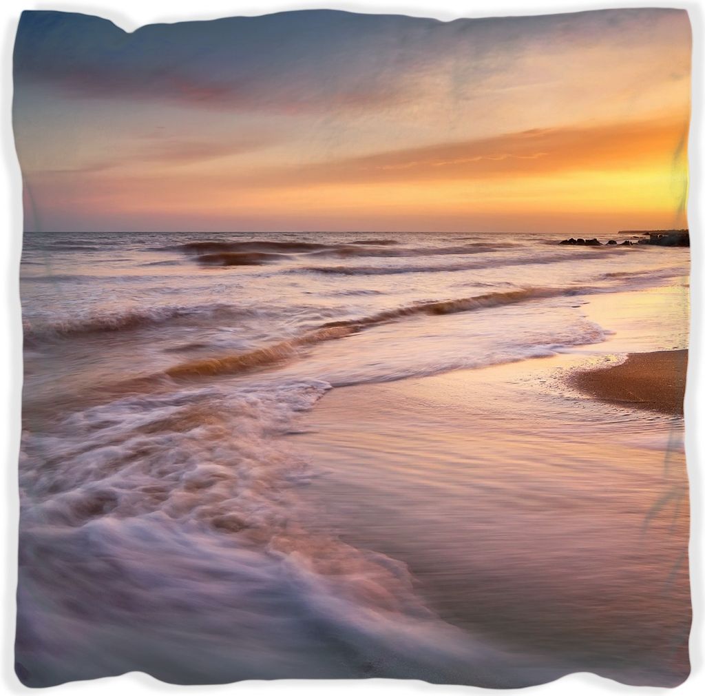 Wallario Premium Kissen, weiche Oberfläche, mit Motiv Sonnenuntergang am Strand - Abendspaziergang, Größe: 60 x 60 cm, mit weißer Rückseite