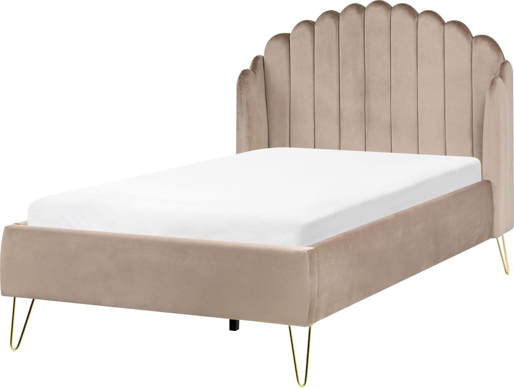 BELIANI Polsterbett Taupe Samtstoff Gesteppt mit Lattenrost 120x200 cm Hohes Kopfteil Muschelform Goldene Metallbeine Modern Schlafzimmer Doppelbett