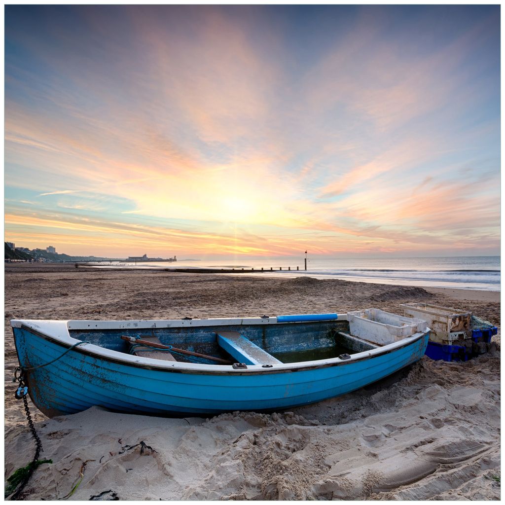 Wallario Premium Glasbild, freischwebende Optik, kräftige Farben, Größe 50 x 50 cm Motiv Fischerboot am Strand bei Sonnenuntergang