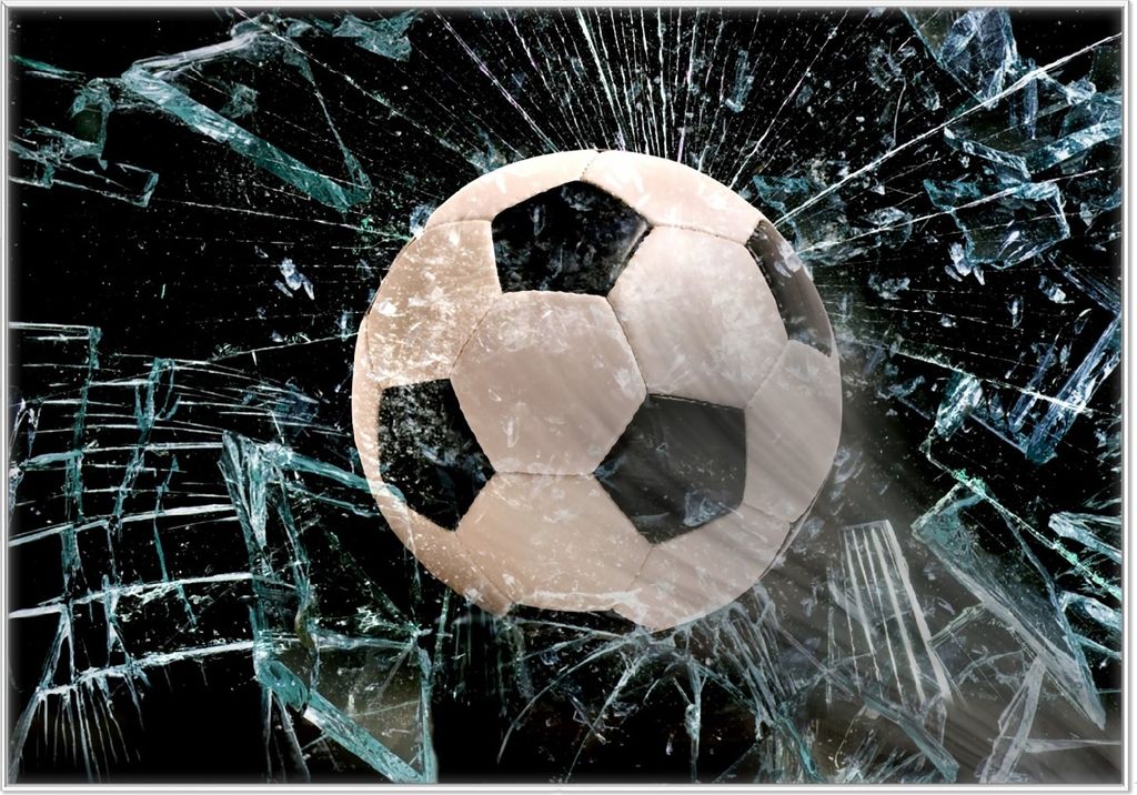 Wallario Wandbild Fußball - im Fenster, Splitter und Glas, Größe: 70,30 x 100,30 cm, Poster mit weißem Kunststoffrahmen