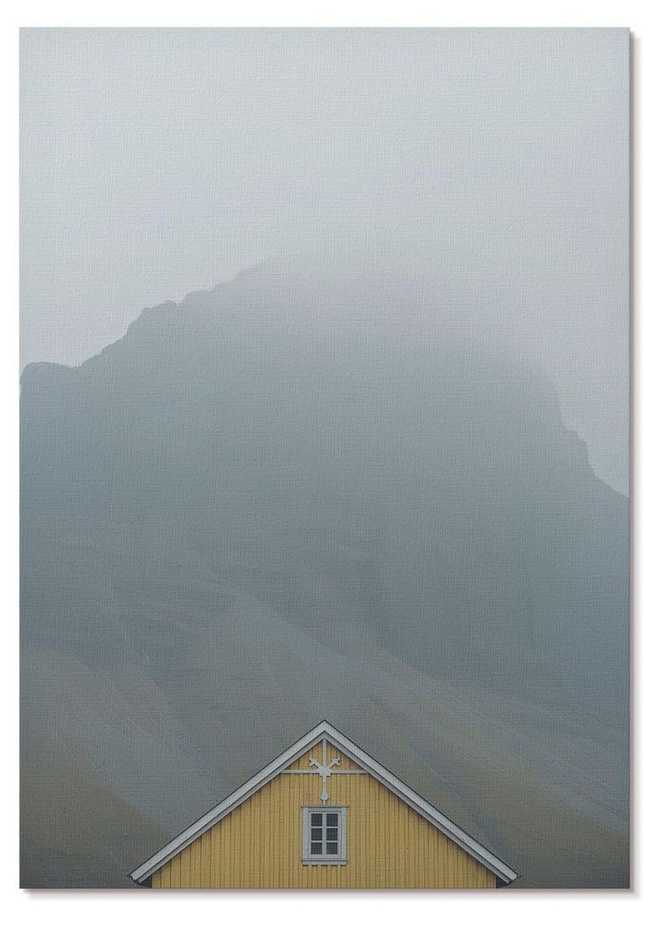 POSTER - 29x42 cm (A3) - Natalia Piotrowska - Gelbes Haus, Nebel, Berge, friedliche Atmosphäre - Wandbild für Wohnzimmer Schlafzimmer & Flur, Mod...