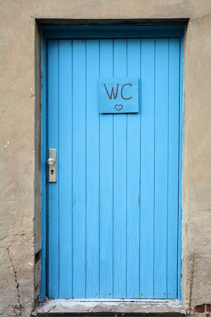 Wallario Poster - Blaue Tür einer Toilette in einer verlassenen Fabrik in Magdeburg, Kunstdruck Größe: 61 x 91,50 cm