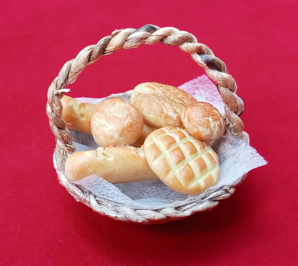 Miniatur Korb mit n. Miniatur für 1:12 Puppenstuben oder Weihnachtskrippe.