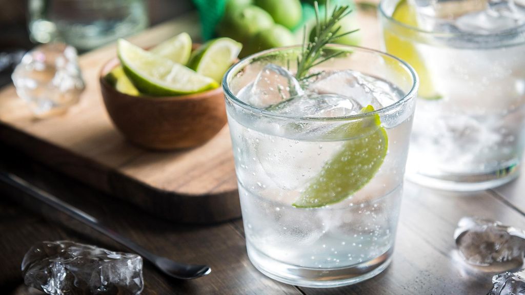 Jochen Schweizer Gin Tasting Düsseldorf; Erlebnis verschenken oder selbst erleben; Gutschein gültig für 1 Person Gruppengröße: 14-24 Personen