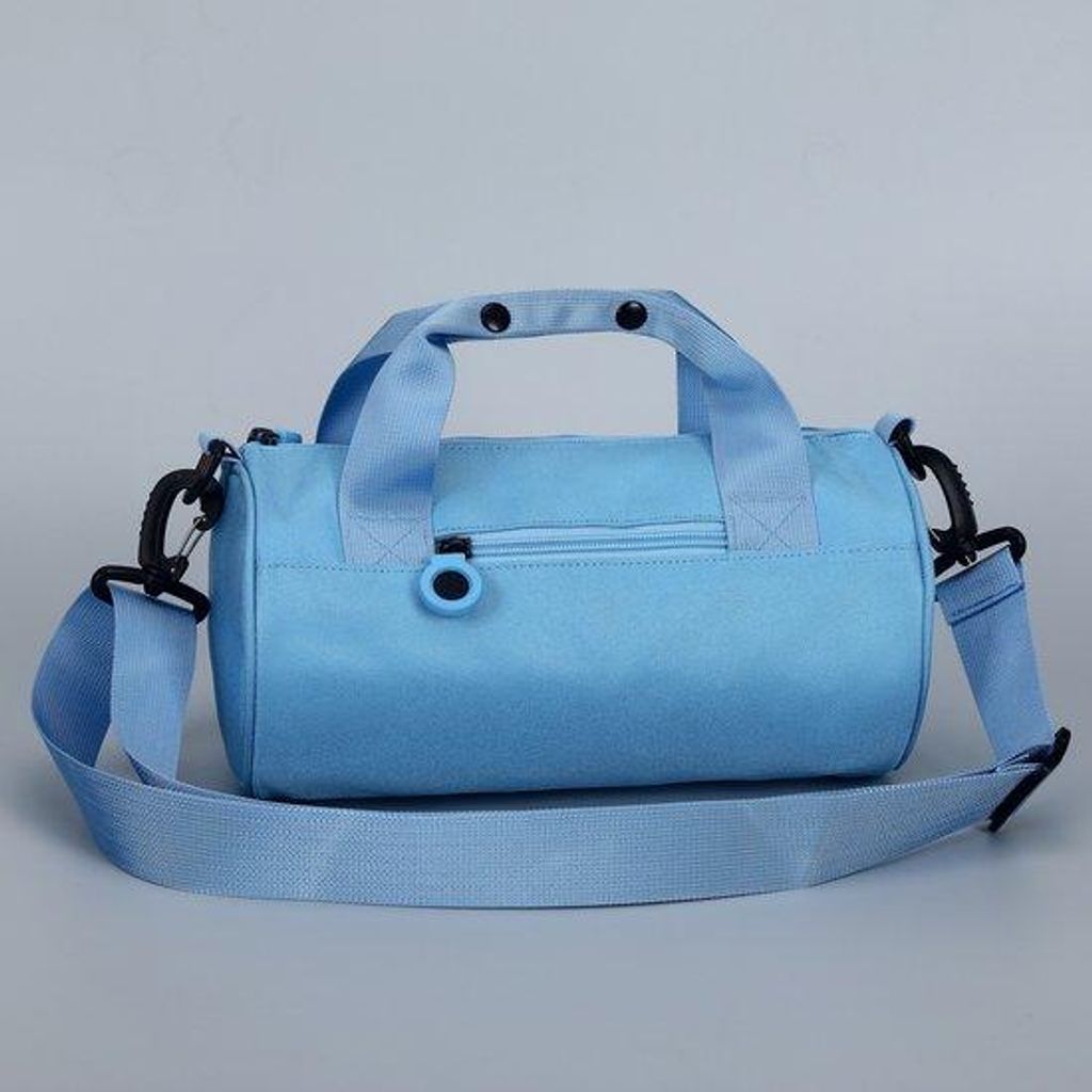 Grosse Damen-Sporttasche (42x23 cm) in helblau, wasserdichter Reisetasche mit Fach für nasse Kleidung und verstellbarer Schultergurte. Eine kleine...