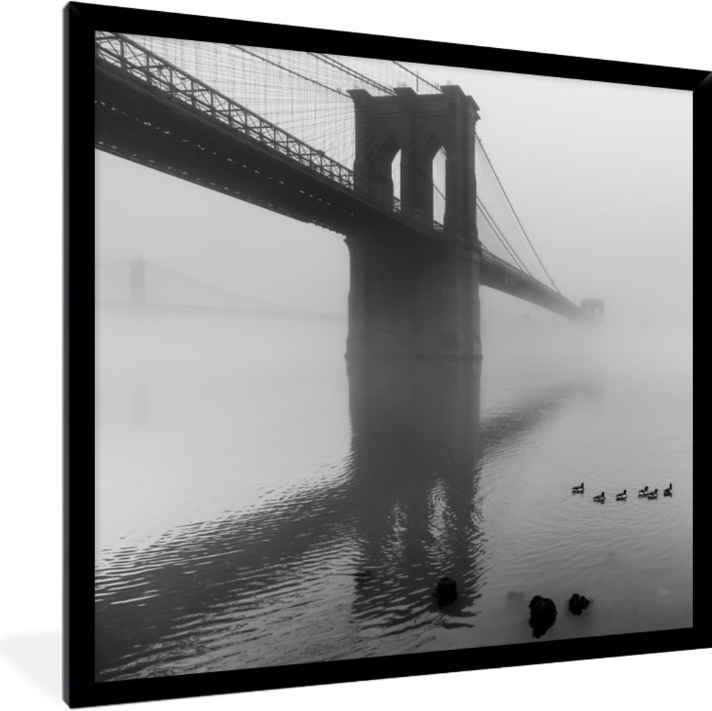 MuchoWow Gerahmtes Poster Nebel bedeckt die Brooklyn Bridge in New York in schwarz-weiß 40x40 cm - Poster mit Schwarzem Bilderrahmen Wandposter ...