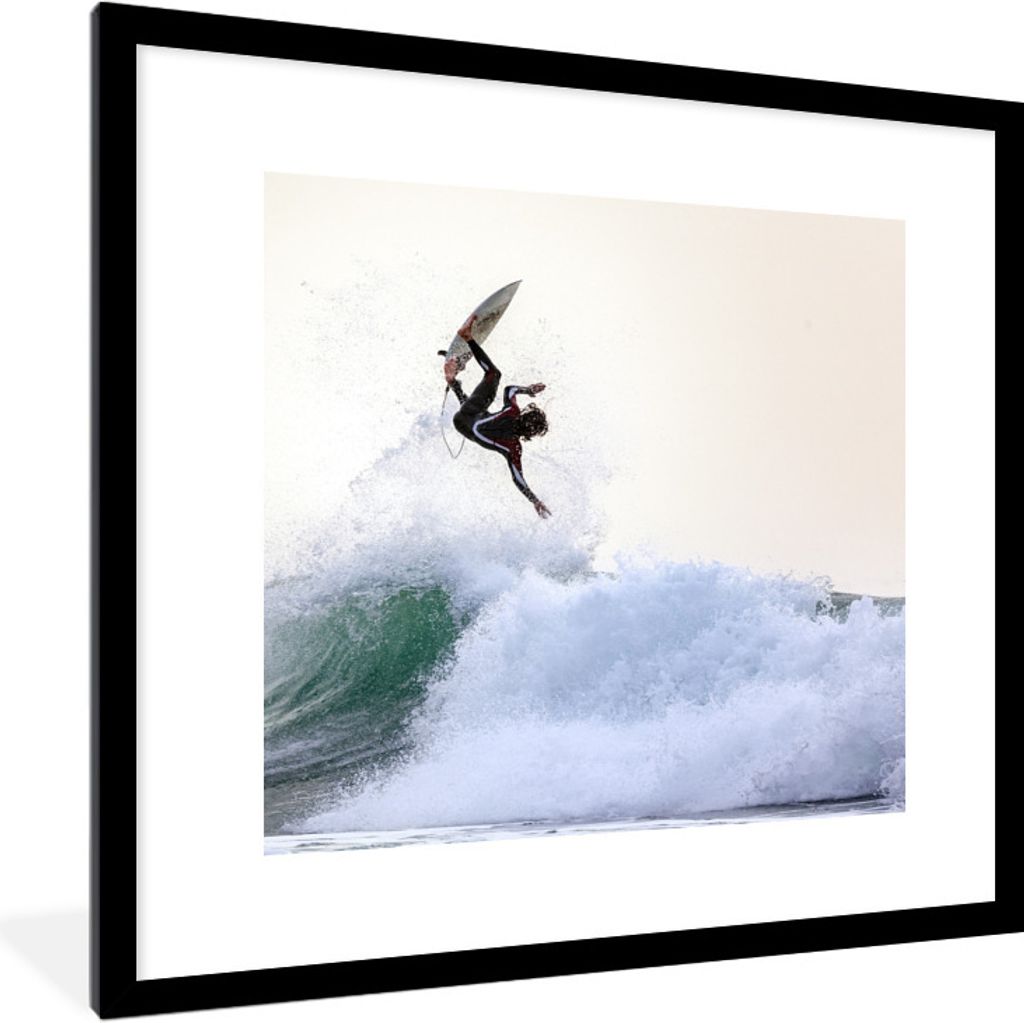 MuchoWow Gerahmtes Poster Surfer macht einen Trick 40x40 cm - Poster mit Schwarzem Bilderrahmen Wandposter Rahmen Foto Bilder - Poster - Plakat i...