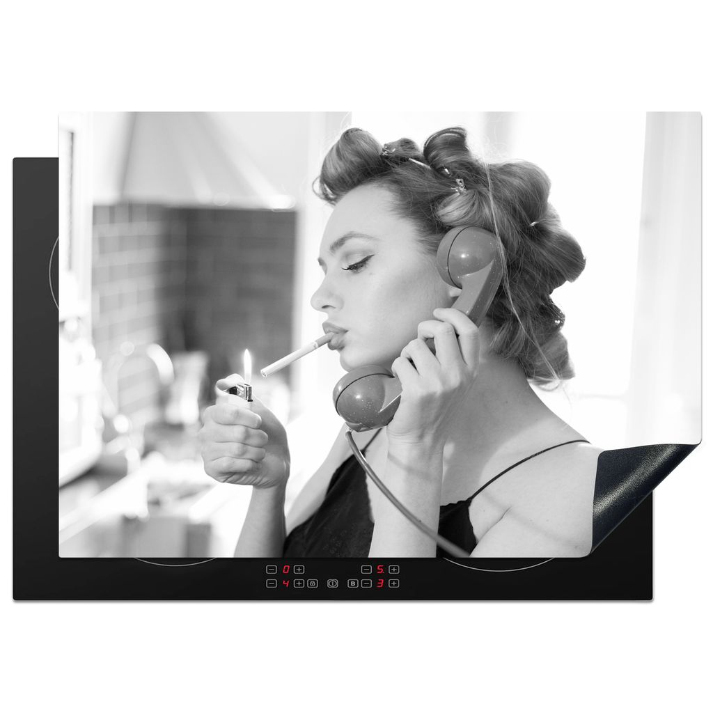 KitchenYeah Herdabdeckplatte Vintage - Frau - Rauchen - Telefon - Schwarz und weiß , 75x52cm, Küche Deko, Glaskeramikkochfeld Herdabdeckung, Ab...
