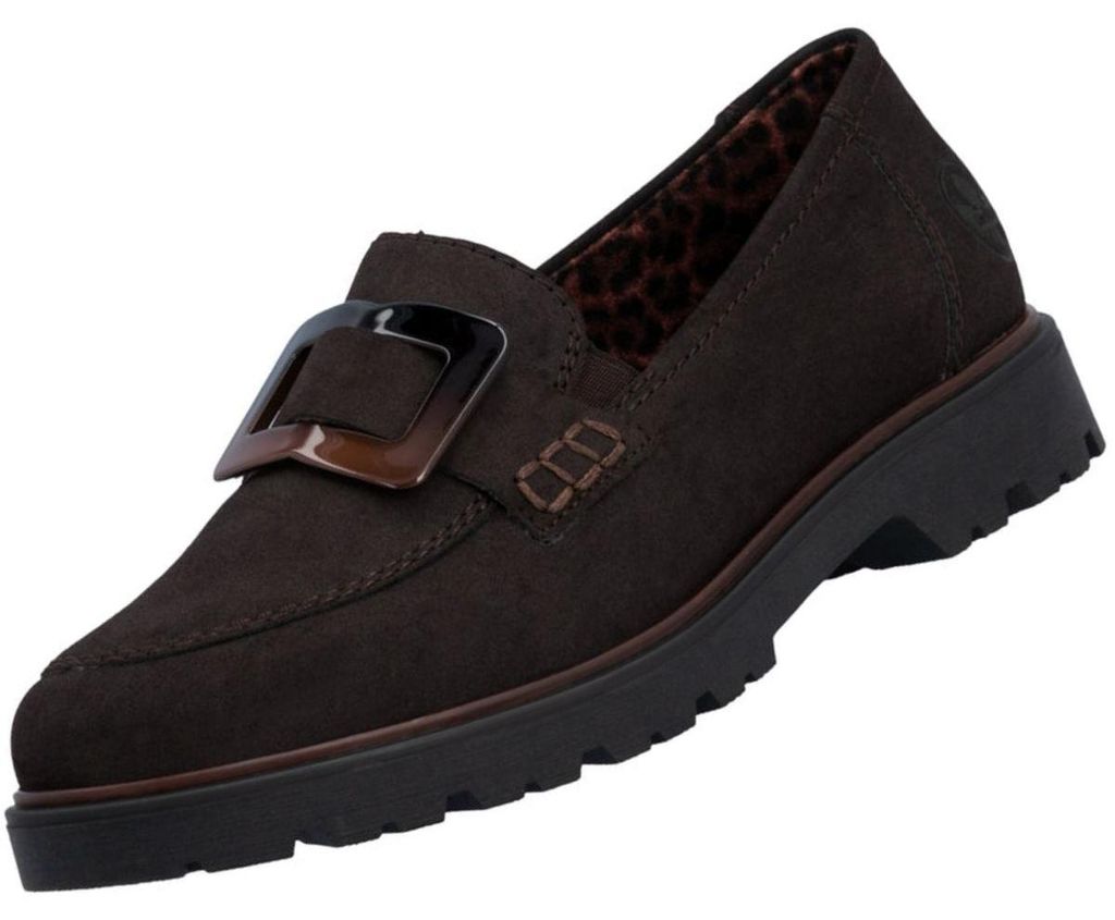 Das Bild zeigt einen flachen Schuh in brauner Farbe aus Leder gefertigt. Der Schuh ist von der Innen- und Rückseite abgebildet.
