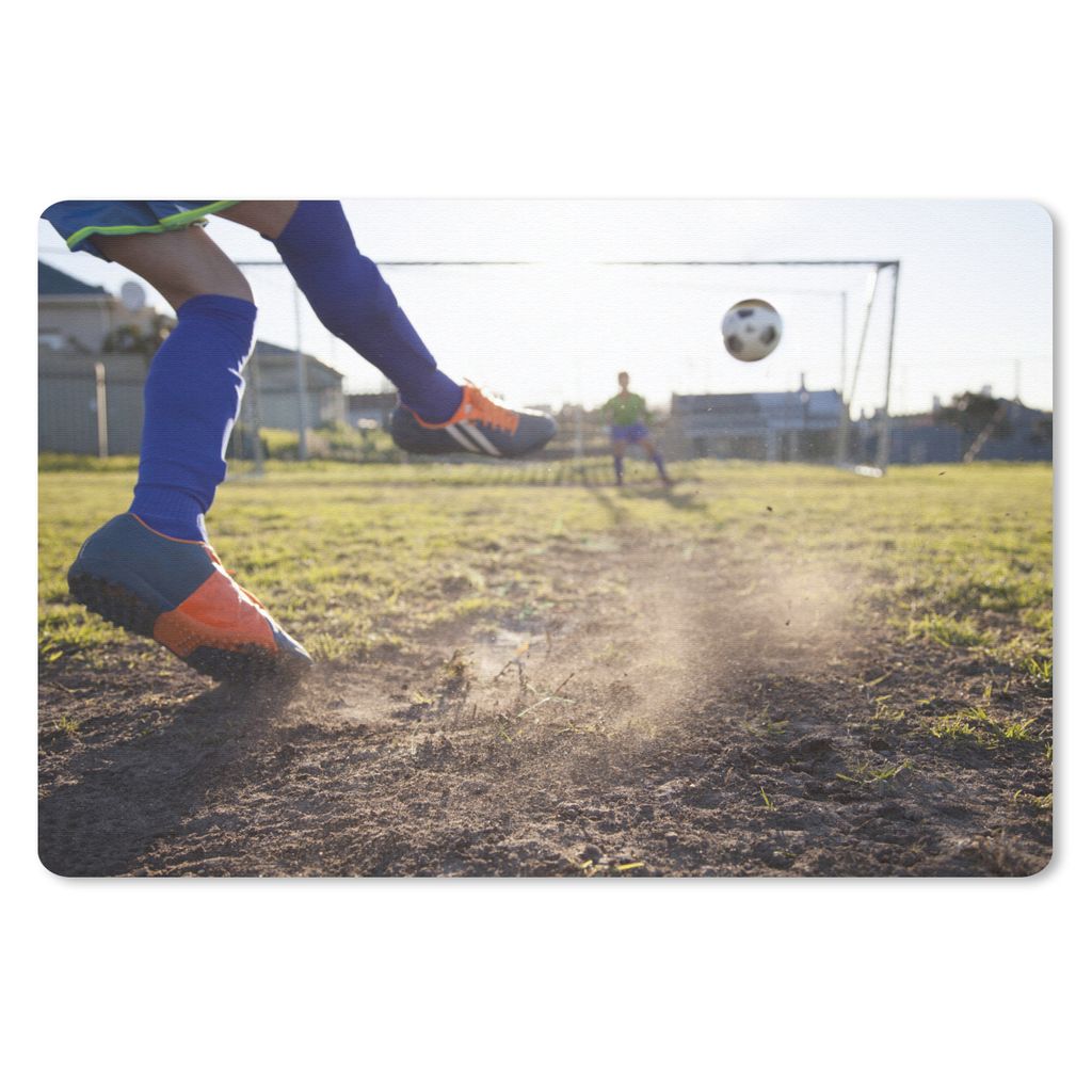 MuchoWow Schreibtischunterlage Junge schießt aufs Tor 60x40 cm - XXL Mauspad - Großes Mauspad