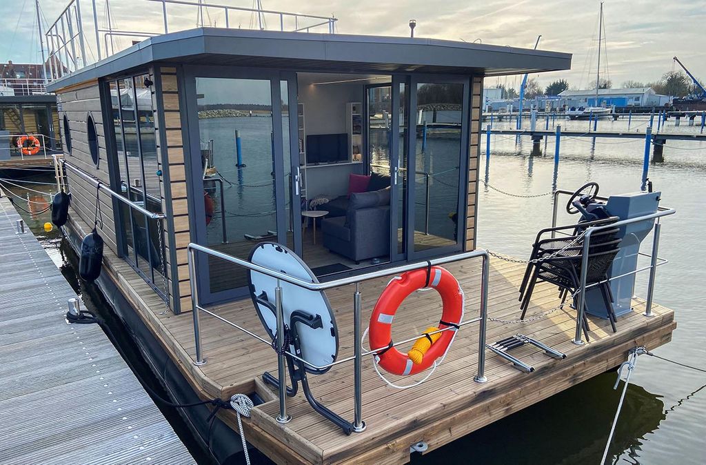 Jochen Schweizer Hausboot Übernachtung Barth für 4 (2 Nächte); Erlebnis verschenken oder selbst erleben; Gutschein gültig für 4 Personen