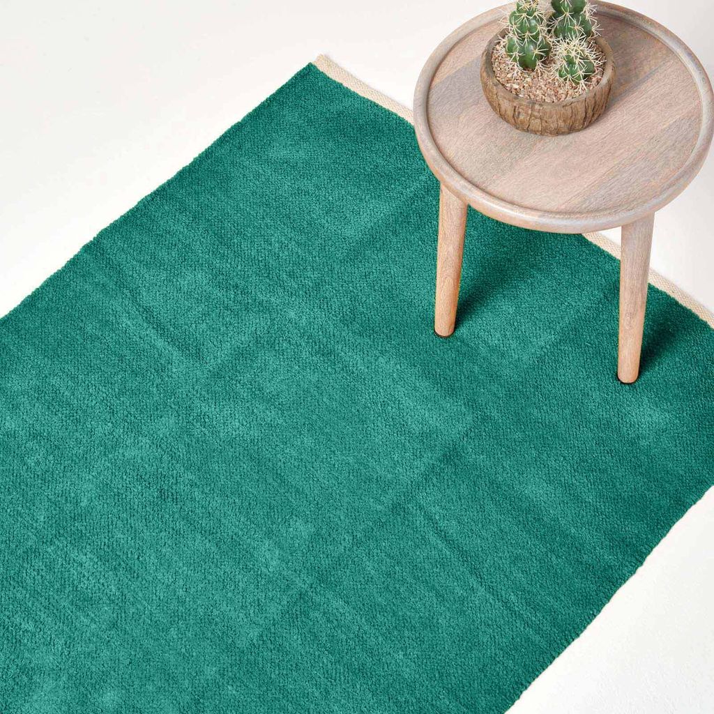 HOMESCAPES Blaugrüner Chenille-Teppich mit naturfarbenem Rand aus 100% Baumwolle, 90 x 150 cm