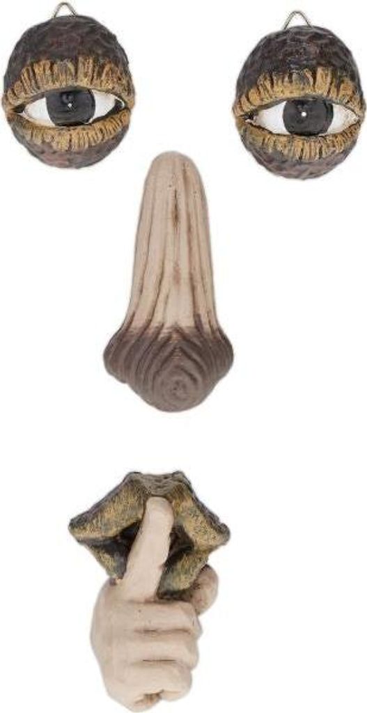 Holzgesicht mit Ruhegeste