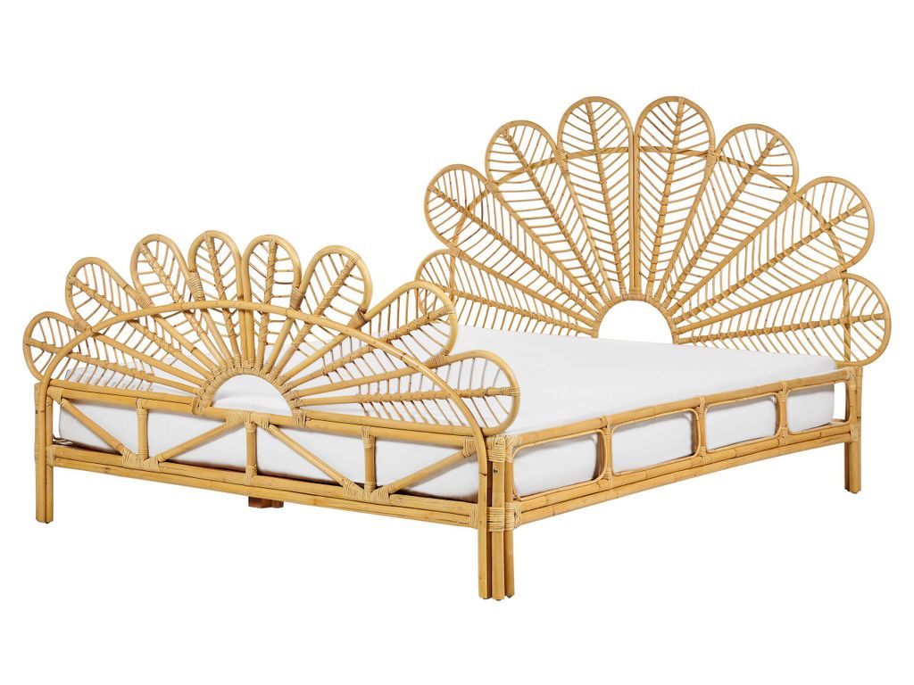 BELIANI Bett Hellbraun Rattan und Mahagoniholz mit Lattenrost 160 x 200 cm Hohes Kopf- und Fußteil Pfauform Boho Doppelbett Schlafzimmer Ausstattung