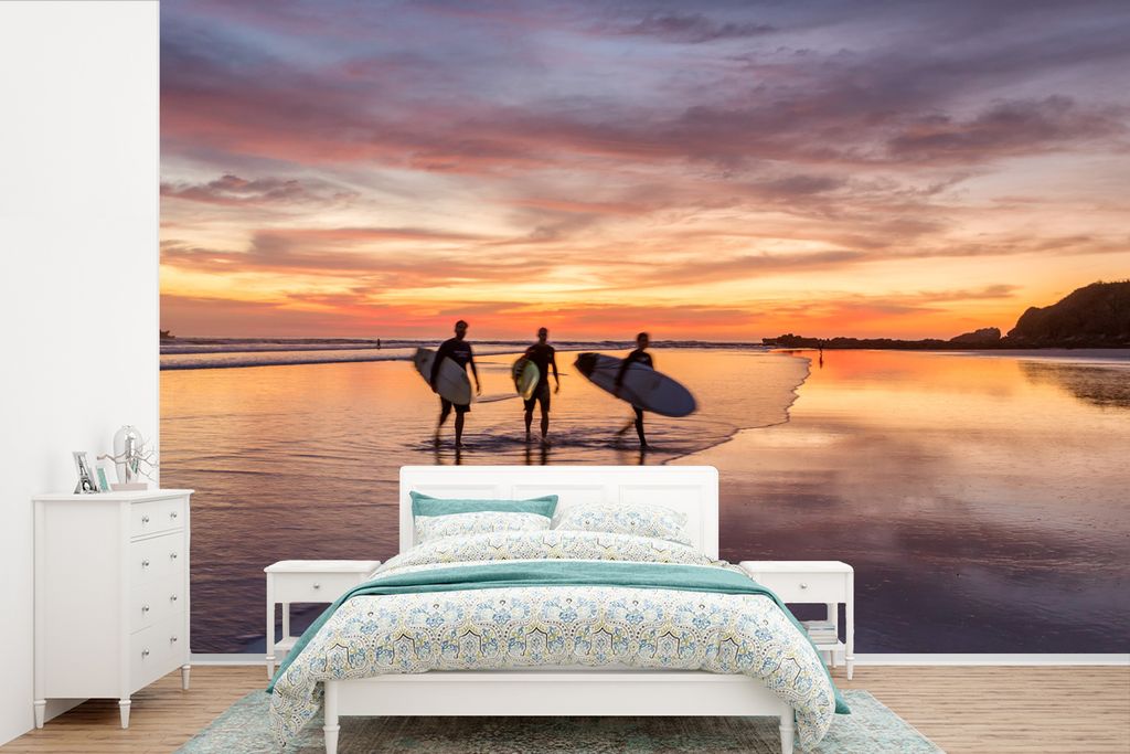 MuchoWow Fototapete für Wohnzimmer oder Schlafzimmer Wandtapete Vinyl Motivtapete Drei Surfer bei Sonnenuntergang - 450x300 cm - Gemusterte