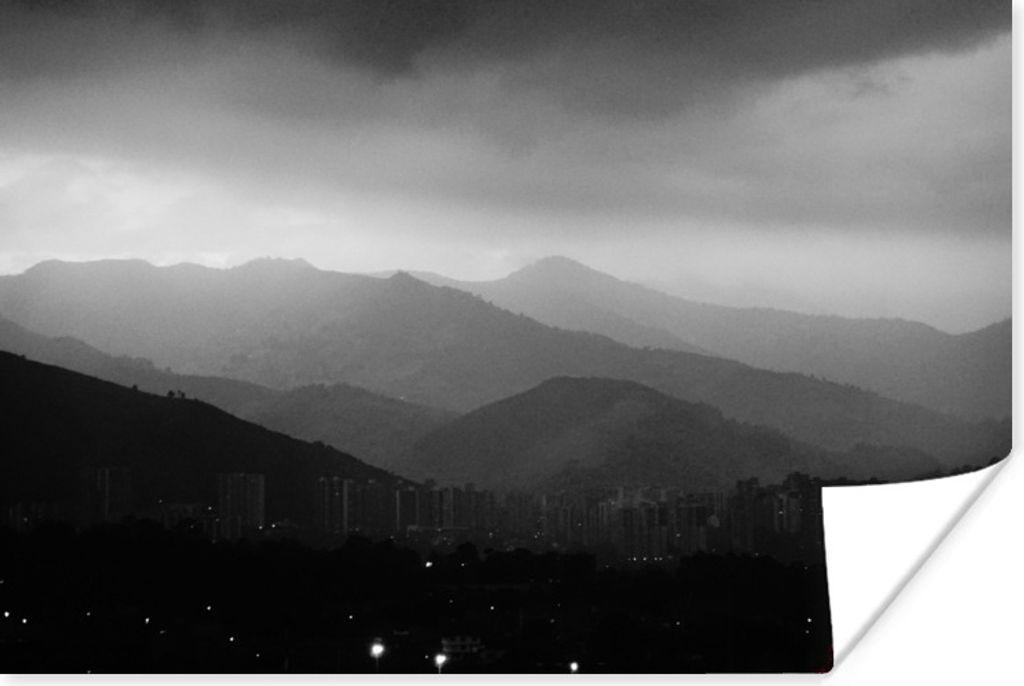 MuchoWow Poster Schwarz-Weiß-Foto der Berge rund um Medellín in Kolumbien 120x80 cm - Bilder
