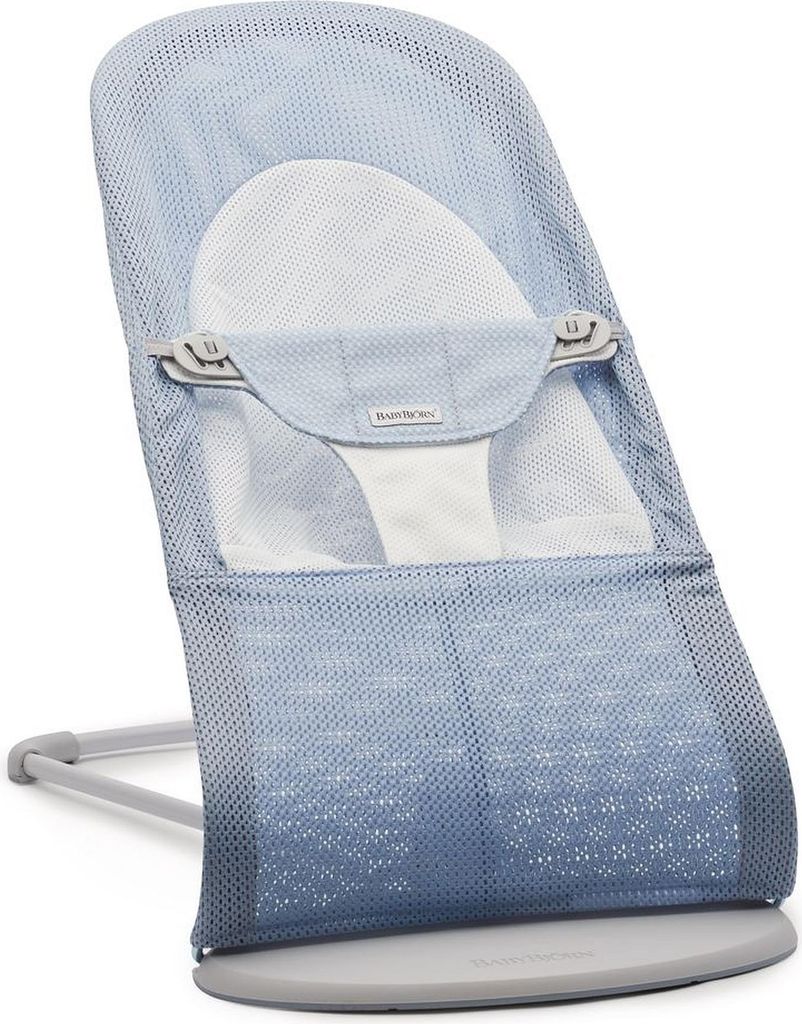 BABYBJÖRN Babywippe Balance Soft - Mesh Sky Blue White mit hellgrauem Rahmen