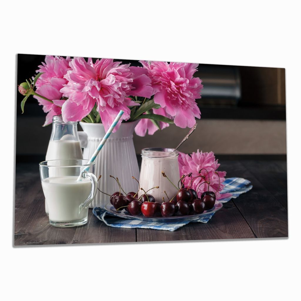 Wallario Herdabdeckplatte aus Glas, Größe 80 x 52 cm 1-teilig, Motiv Milch mit Kirschen zum Frühstück mit rosa Blumenarrangement