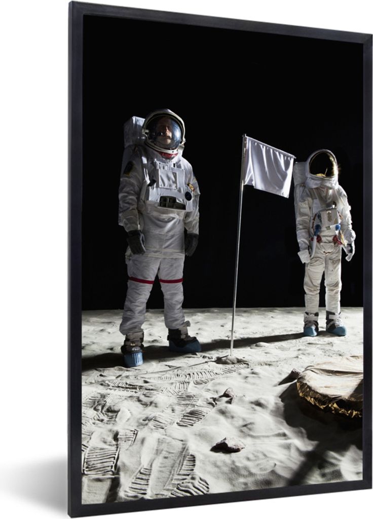 MuchoWow MuchoWow Gerahmtes Poster Mond - Astronauten 20x30 cm - Poster mit zchwarzem Bilderrahmen - Drucken - Bilder Poster im Rahmen