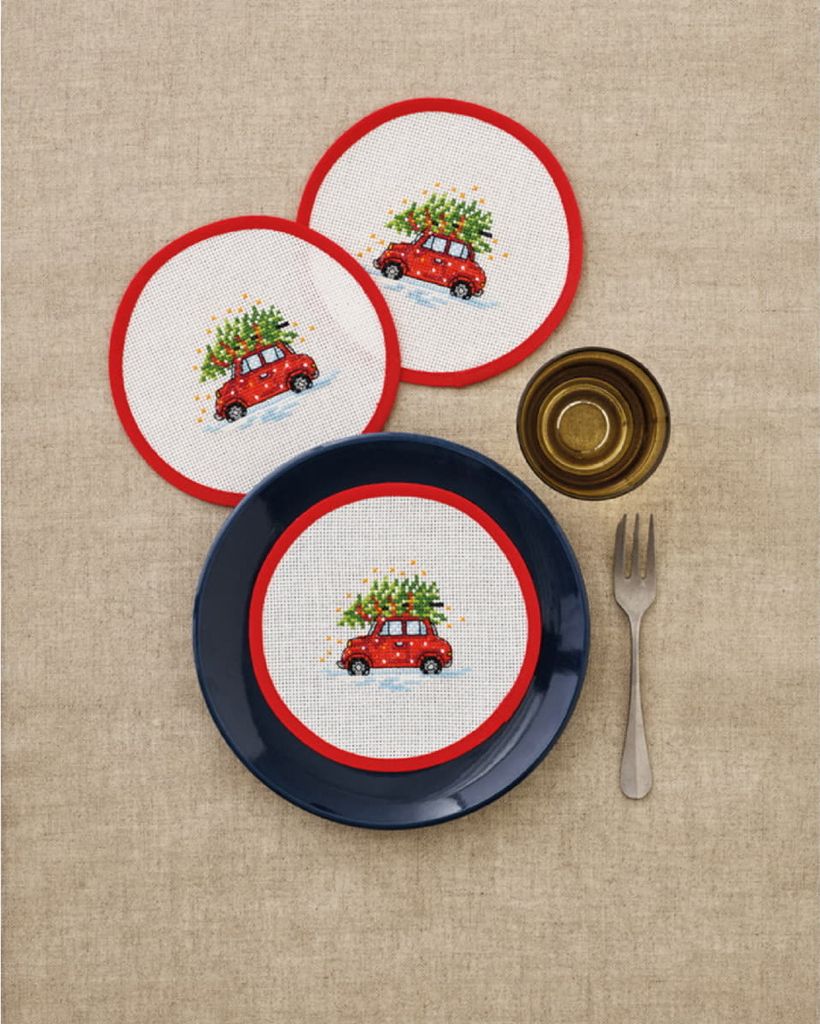 Permin Tischdeckchen 3er Set Kreuzstich Stickpackung "Weihnachtsauto", Zählmuster, Diam. 16cm