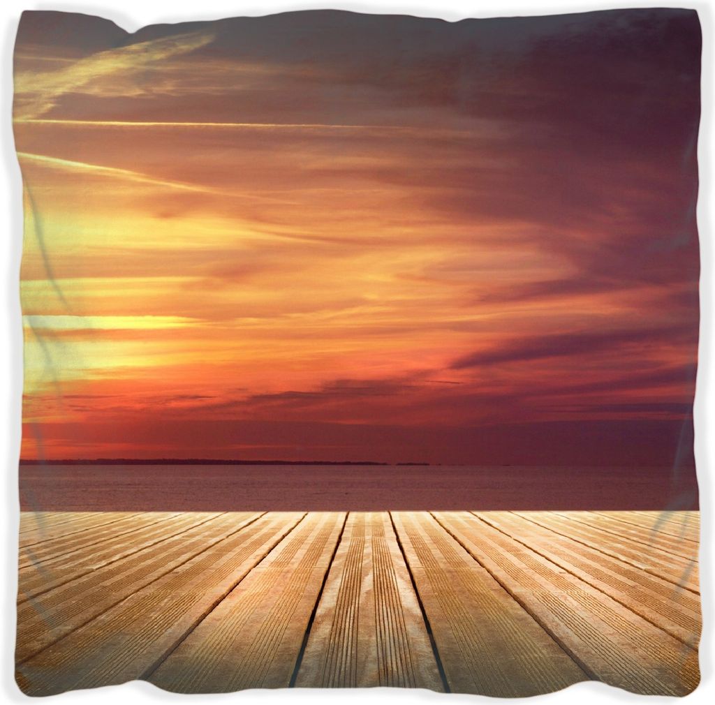 Wallario Premium Kissen, weiche Oberfläche, mit Motiv Steg am See - Sonnenuntergang und roter Himmel, Größe: 60 x 60 cm, mit weißer Rückseite
